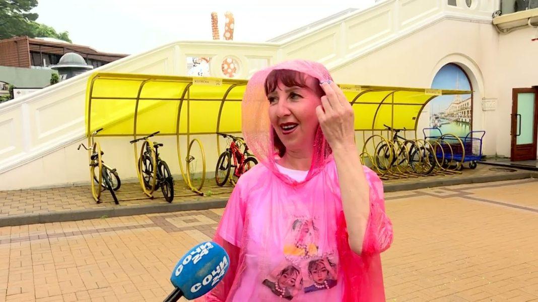 Залповый ливень и реакция туристов: как это было — в подборке «Сочи24»