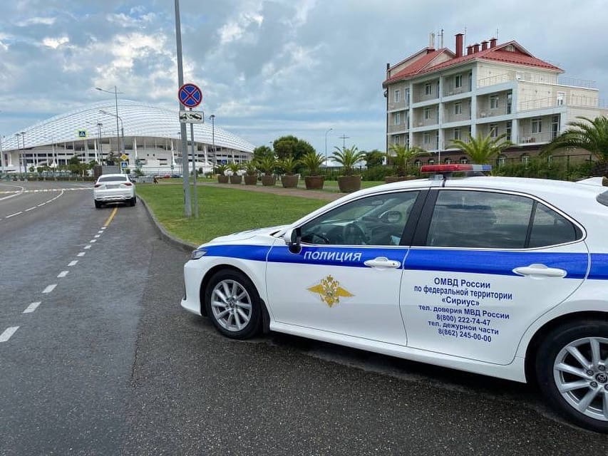 В Сириусе водитель без прав посадил за руль сына-подростка и пытался откупиться от наказания