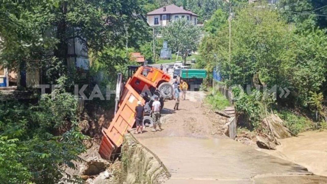 В Сочи река размыла проезд к садовым участкам