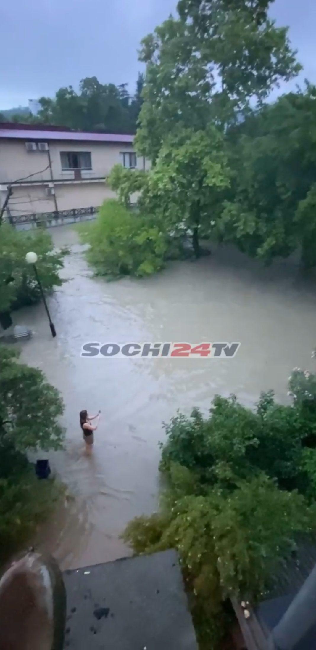 В Сочи река Восточный Дагомыс вышла из берегов и подтопила улицы