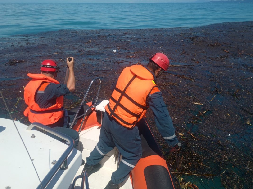 В Сочи завершили активную фазу поиска туристов, которых унесло в море