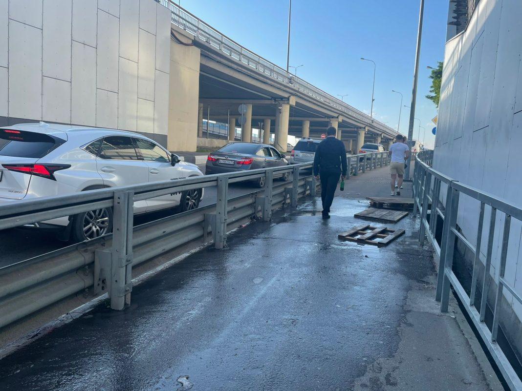 Конец зловонию: в Сочи быстро устранили протечку канализации