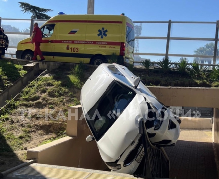 Жесть: в Сочи иномарка залетела в подземный переход (Видео)