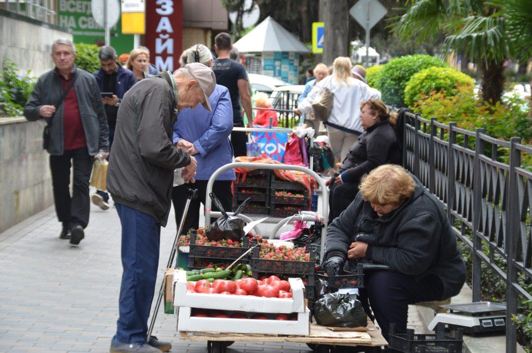 В Сочи устраняют тротуарных торговцев с улиц