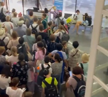 Гигантская очередь в аэропорту Сочи попала на видео
