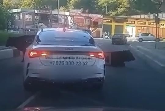 Автомобилисты в Сочи пожаловались на мычащего «лежащего полицейского»