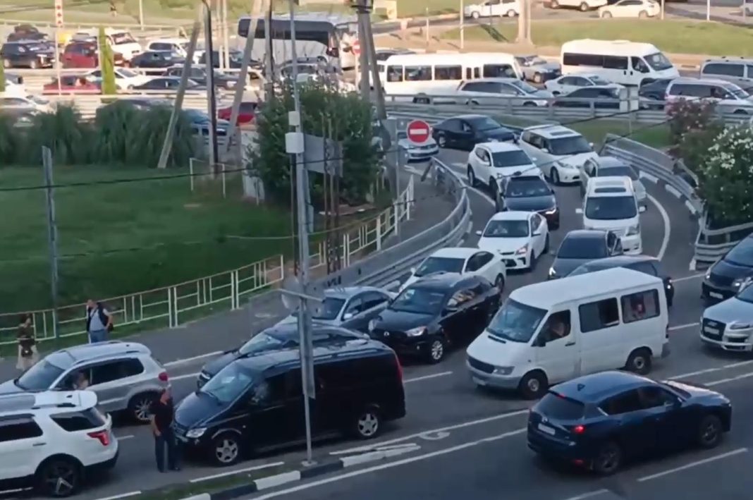 Никогда такого не было, и вот опять! Гигантская пробка из Сочи в Абхазию попала на видео