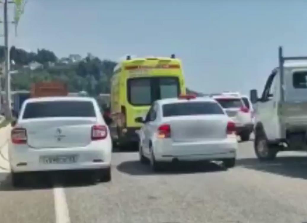 В Сочи наказали водителя такси, который пристроился за «скорой»