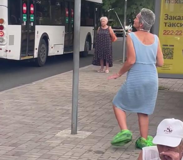 Танцующая женщина на остановке в Сочи порадовала людей (Видео)