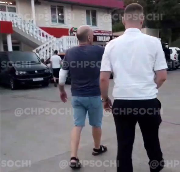 В Сочи устроили кровавые разборки на парковке (Видео)