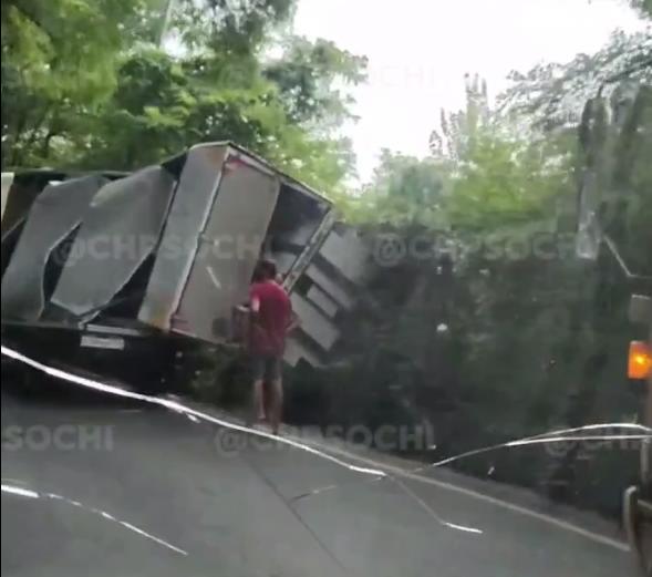 В Сочи грузовик не поделил дорогу с веткой дерева и чуть не развалился (Видео)