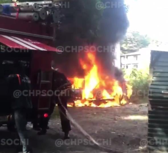 В Сочи 2 авто сгорели дотла (Видео)