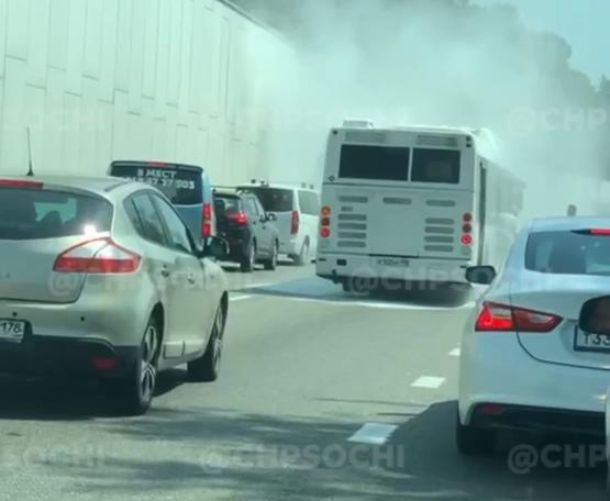 На трассе в Сочи пассажирский автобус попал в пробку и загорелся (Видео)