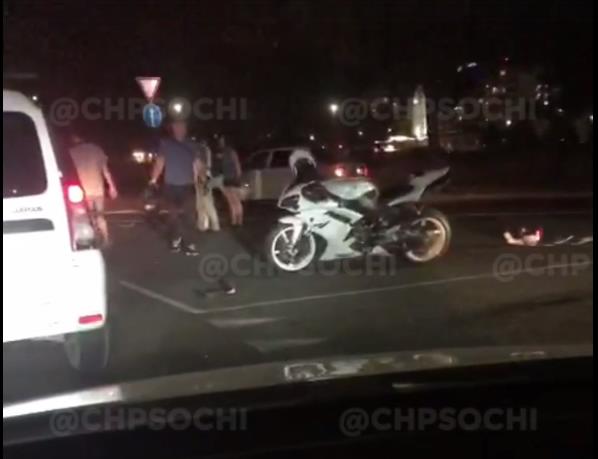 В Сириусе байкер попал под колеса (Видео)