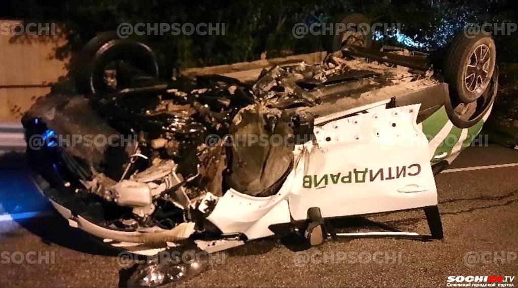 В Сочи автомобиль в результате ДТП перевернулся на крышу