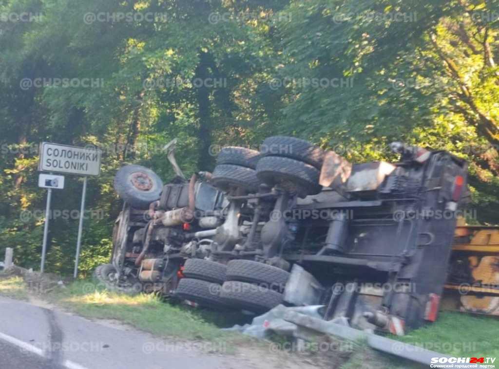 В Сочи на федеральной трассе опрокинулся огромный автокран
