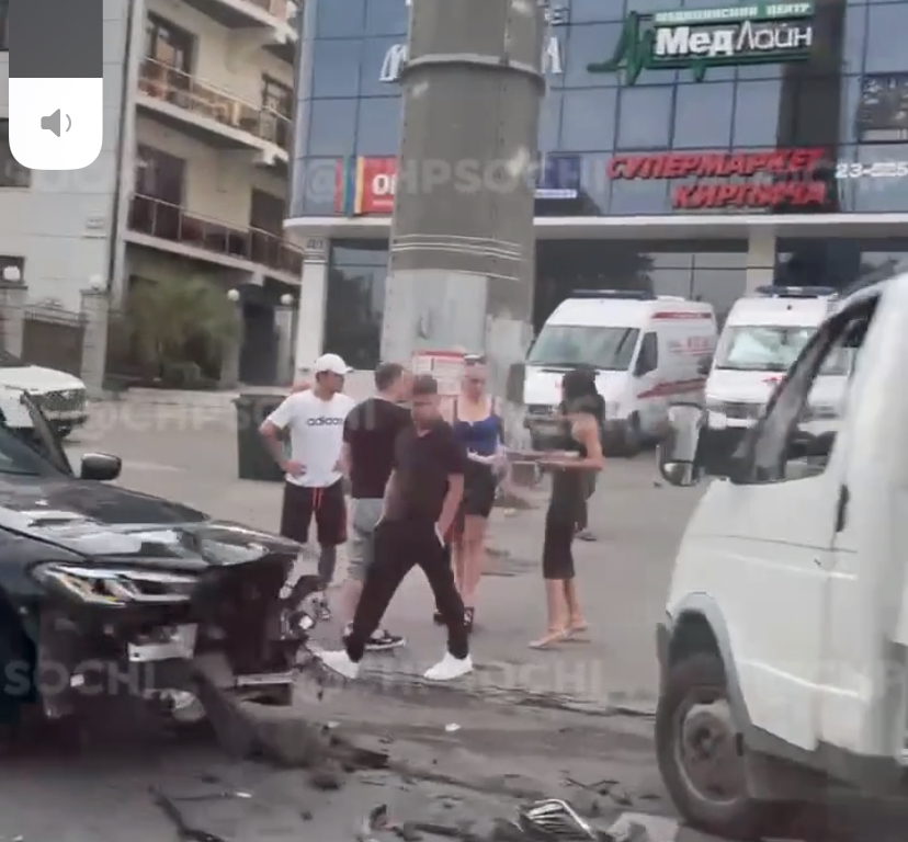 В Сочи BMW протаранила хлебовозку (Видео)