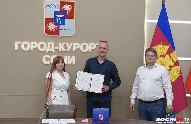 В Сочи наградили пляжных спасателей, проявивших мужество во время спасения утопающих