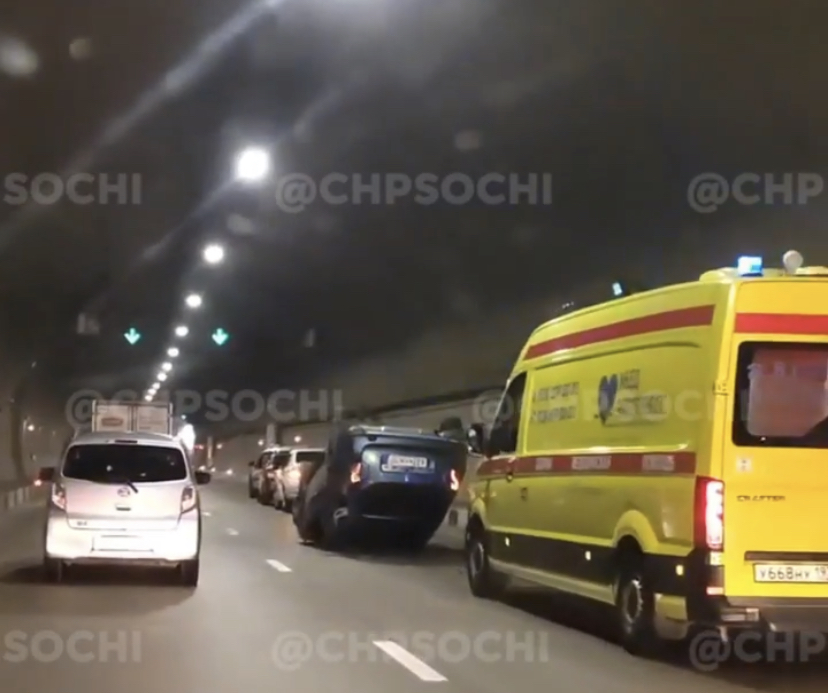 В Сочи в результате ДТП легковушка «прилегла» на крышу