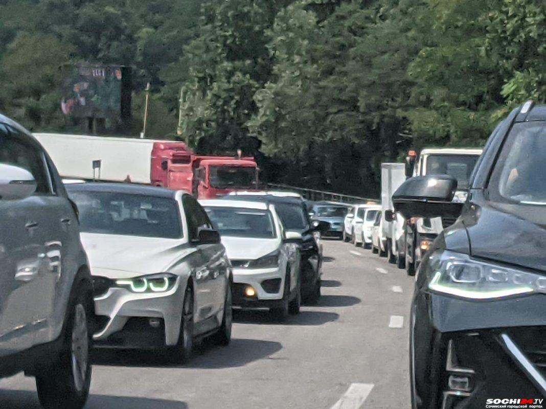 Вспомнили, что лето кончается: адскую пробку к морю показали на видео