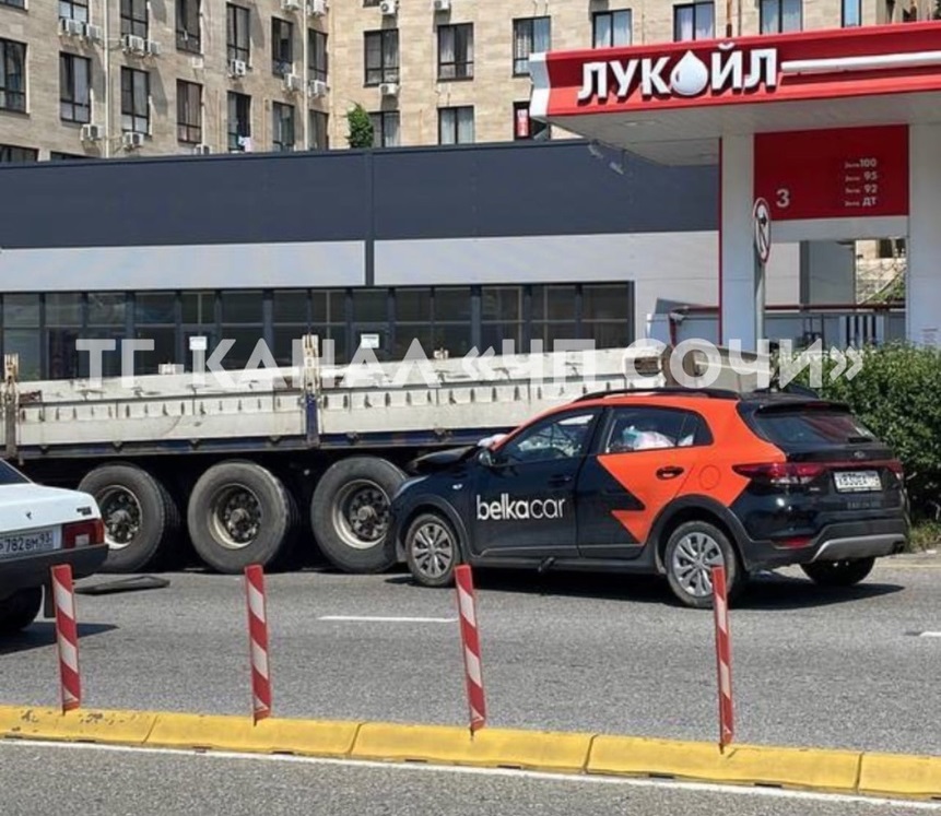 В Сочи каршеринг влетел в фуру