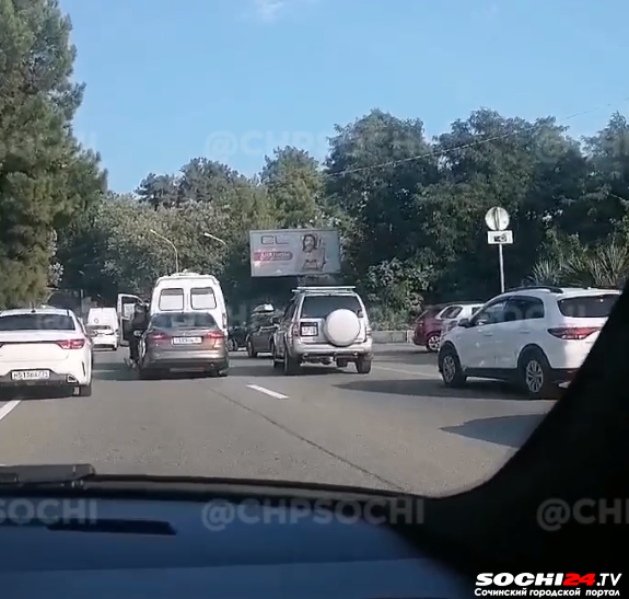В Сочи водитель, пристроившийся за «скорой», спровоцировал ДТП