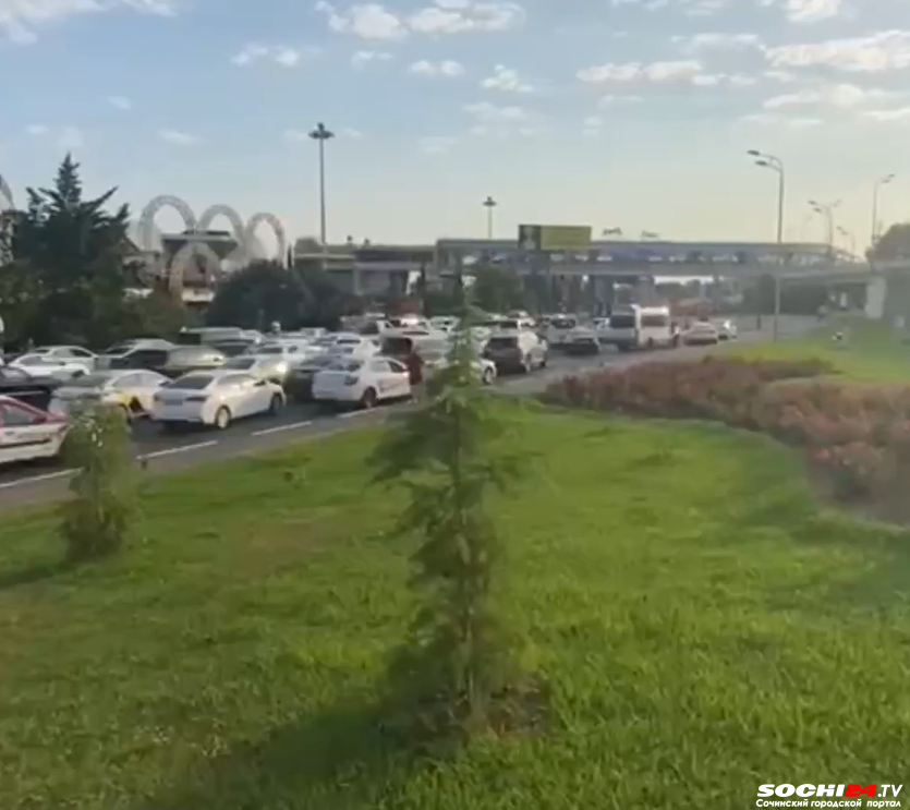 Транспортный коллапс в аэропорту Сочи сняли на видео