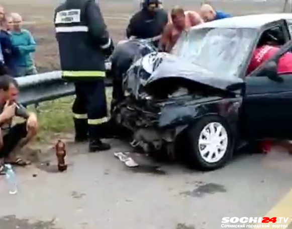 В Краснодаре треш: голая автоледи устроила ДТП и начала молиться