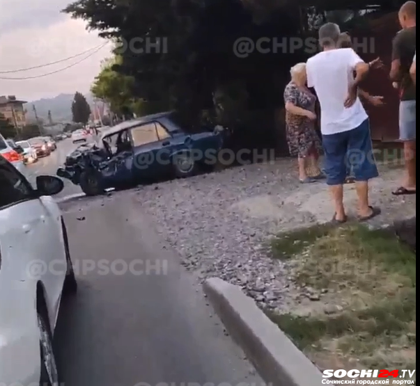 Водитель на “семёрке” жёстко столкнулся с манипулятором в Сочи