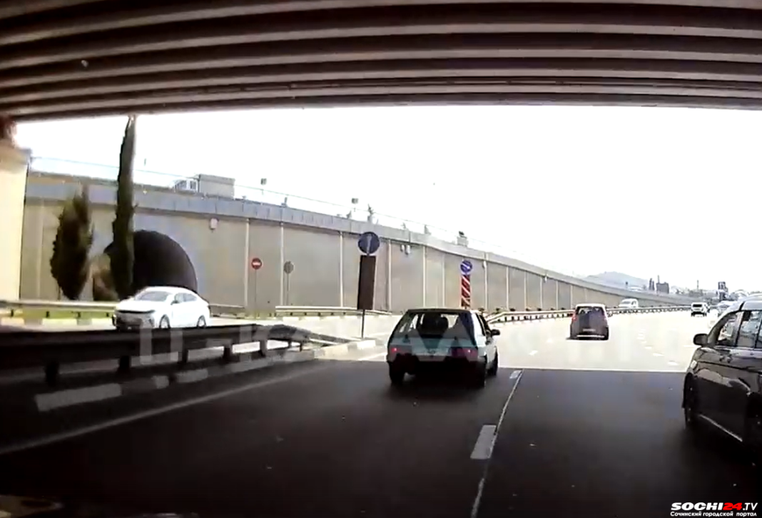 Месть на дороге: появилось видео «разборки» на трассе в Сочи