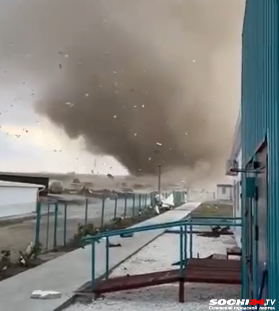 Крыму не везёт: сильный смерч попал на видео