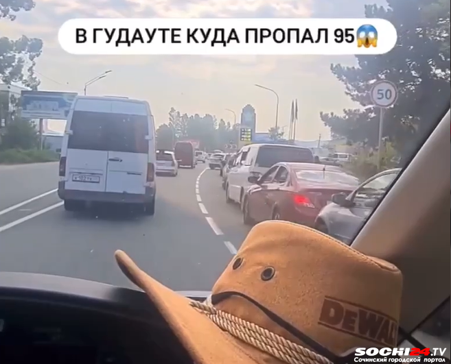 Очередь за бензином в Абхазии шокировала туристов из России