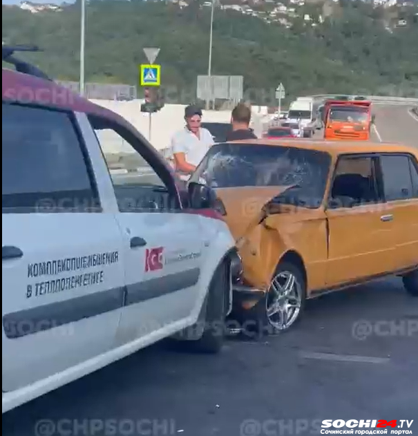 «Жигули» и «Лада» не поделили  дорогу в Сочи