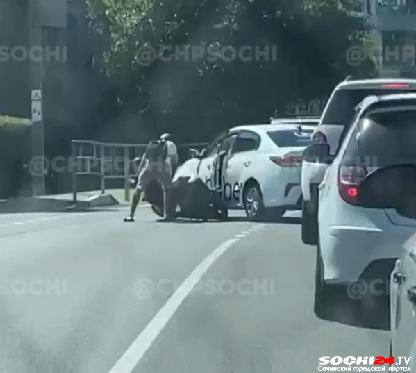 В Сочи сбежал скутерист после ДТП с такси