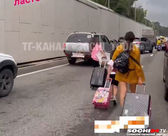 Эту дорогу осилит идущий: люди шли пешком в аэропорт из-за пробок на трассе Сочи-Адлер