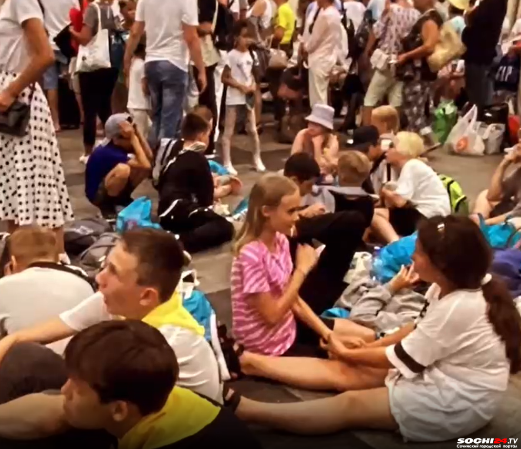 Сидят на полу: очереди в аэропорту Сочи показали на видео