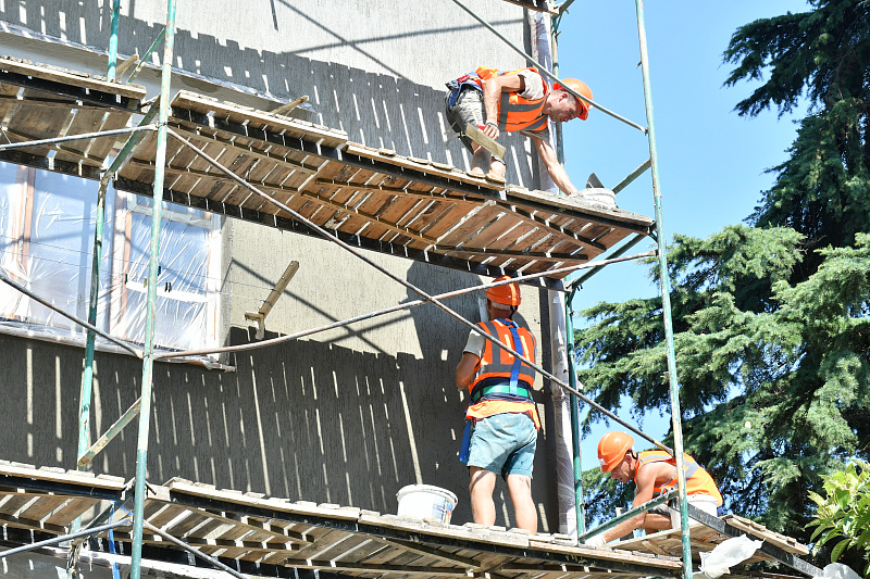 Почти в 100 домах Сочи завершат капремонт до конца года