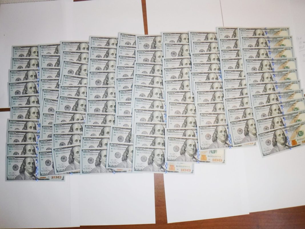 В аэропорту Сочи у пассажира изъяли 1 млн рублей