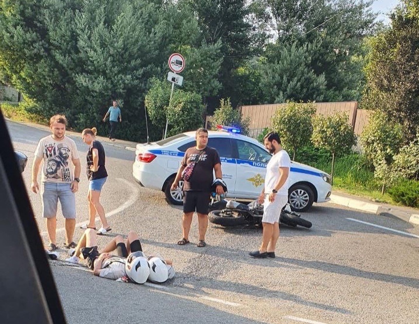 В Сочи автоледи сбила байкера