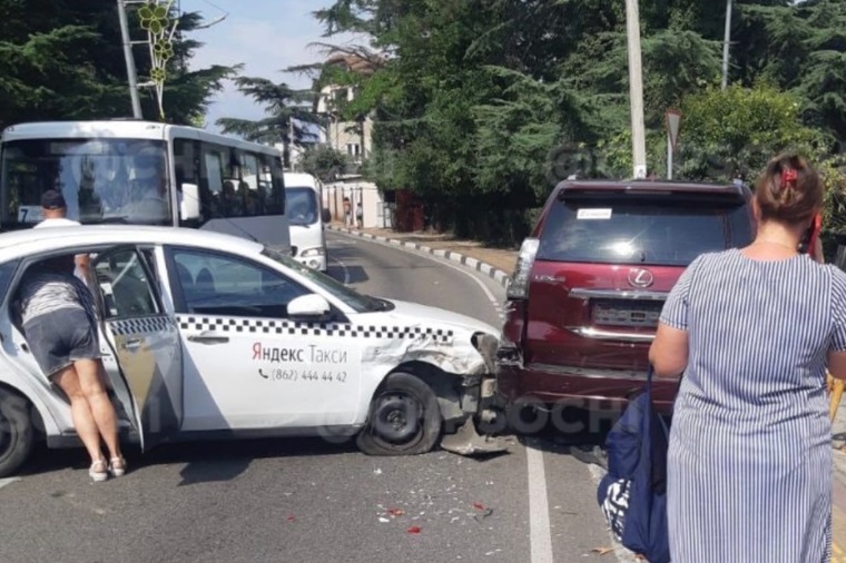 В центре Сочи не поделили дорогу такси и «Лексус»
