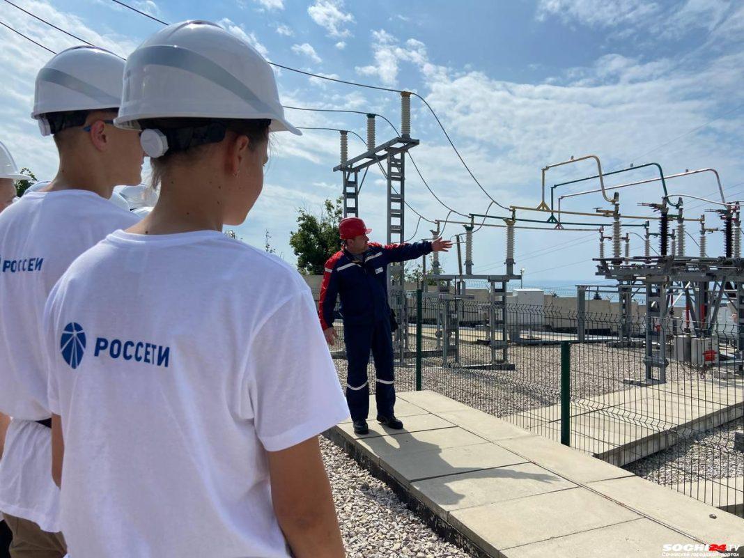 Энергетики «Россети Кубань» провели экскурсию для воспитанников «Орлёнка» на подстанцию 110 кВ «Лазурная»