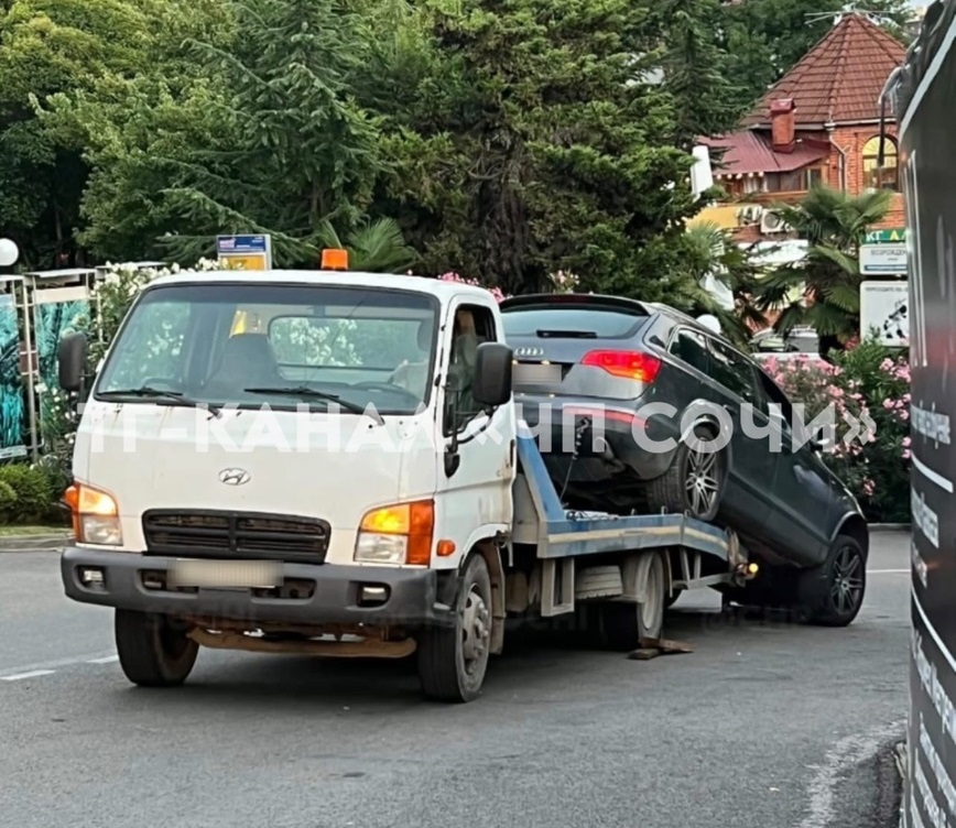 В Сочи эвакуатор уронил «Ауди»