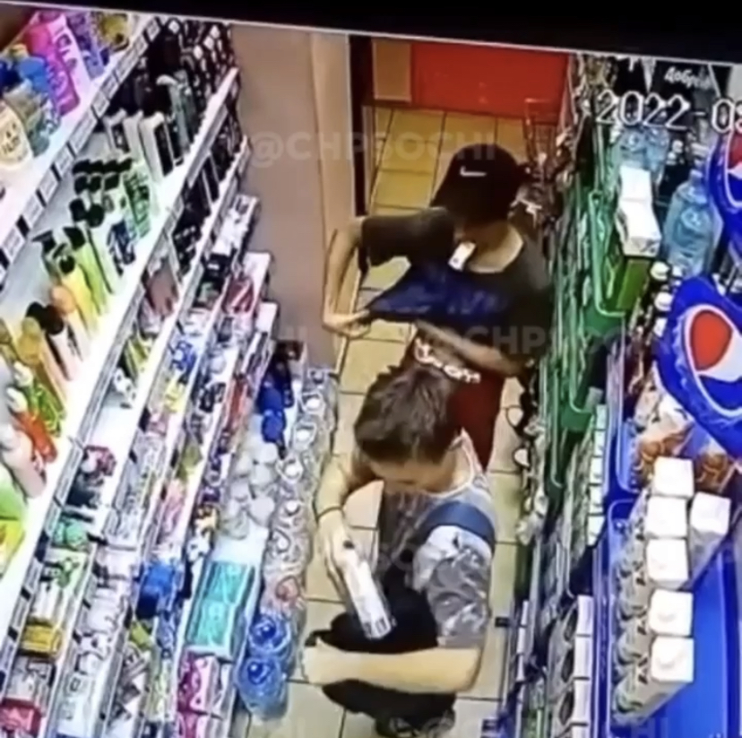 Хозяйственные какие! В Сочи подростки обокрали супермаркет и попали на видео