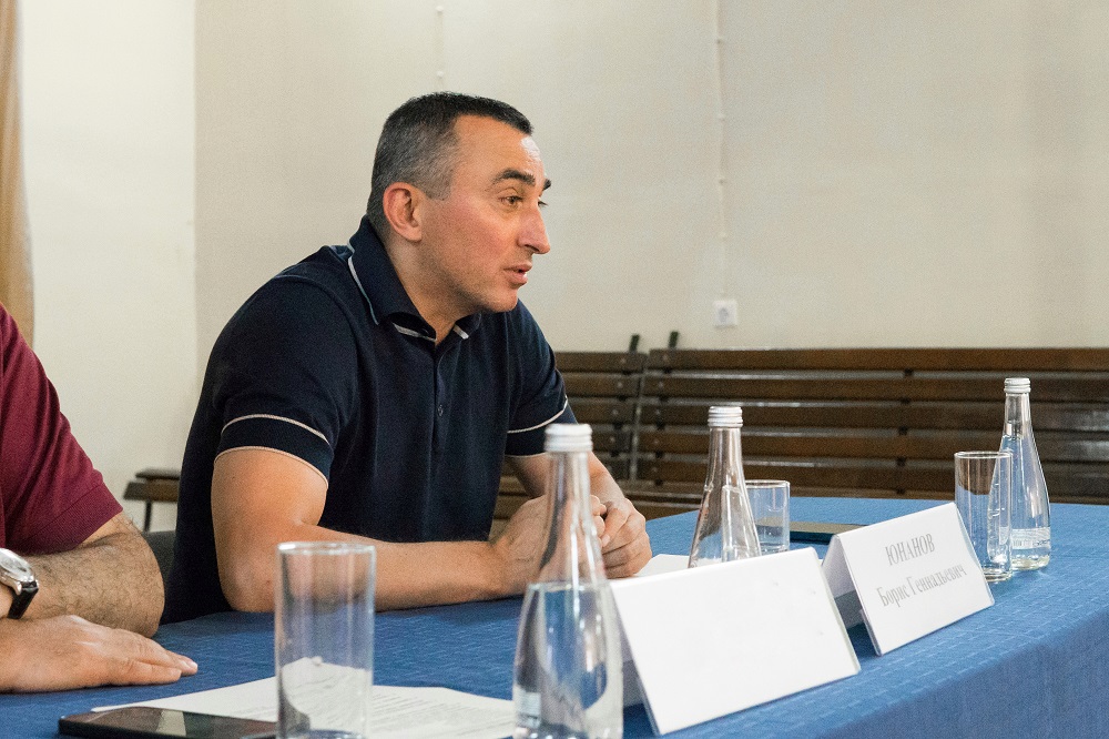 Борис Юнанов встретился с жителями сёл Хостинского района