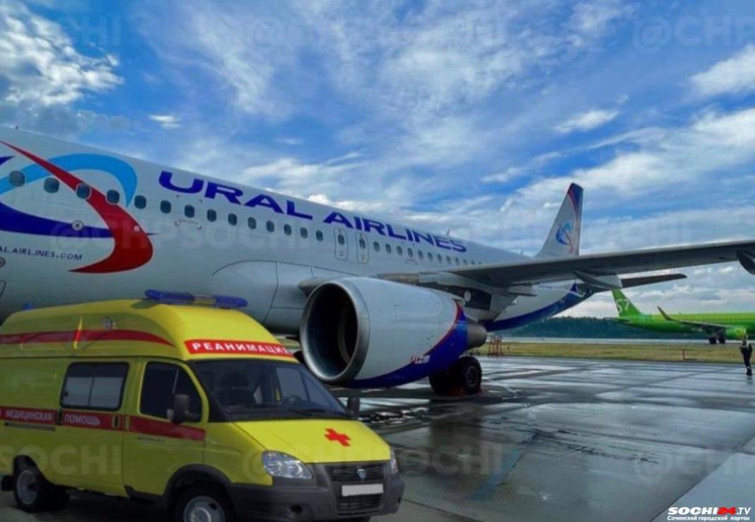 В самолёте в Сочи  потерял сознание и умер пассажир