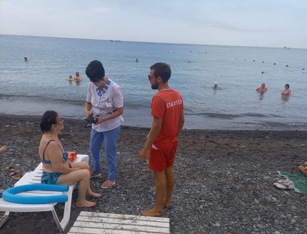 На пляже в Сочи едва не утонула женщина