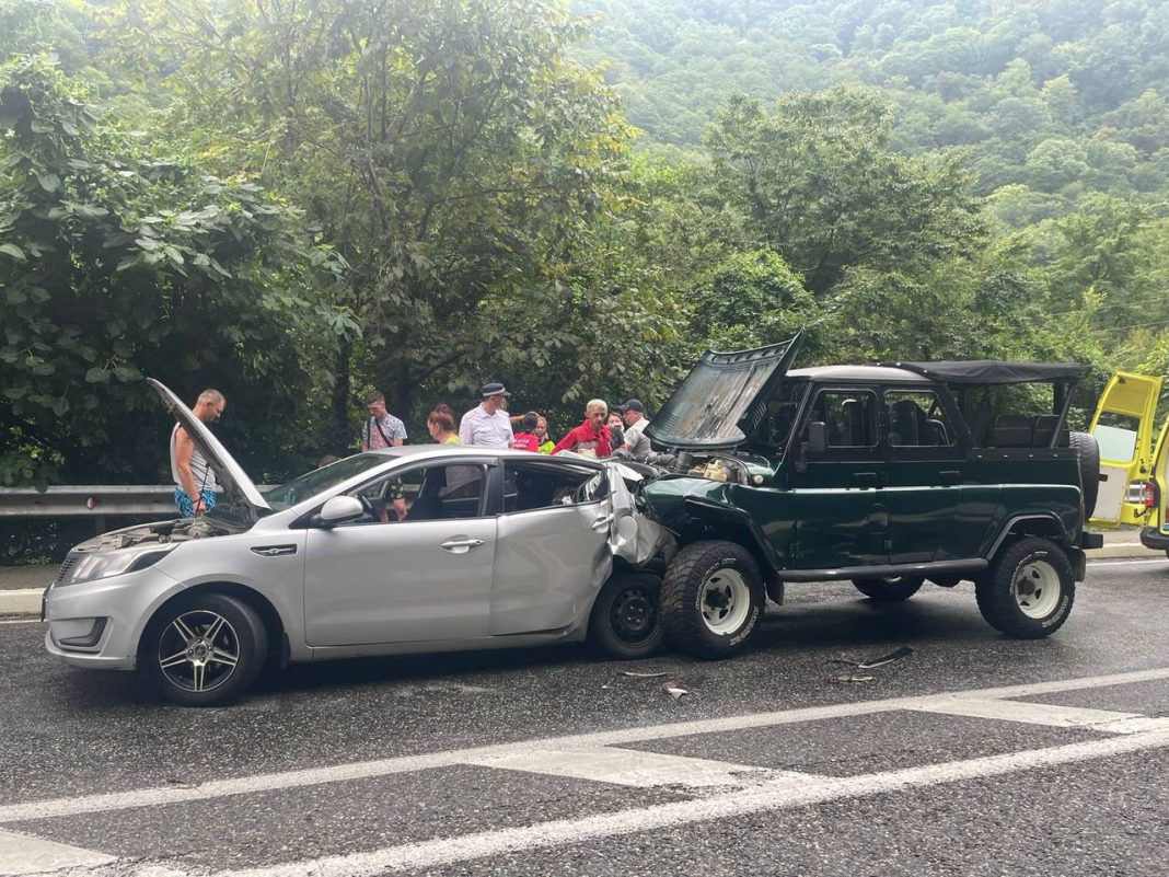 Из седана в хэтчбек: в Сочи не поделили дорогу иномарка и УАЗик