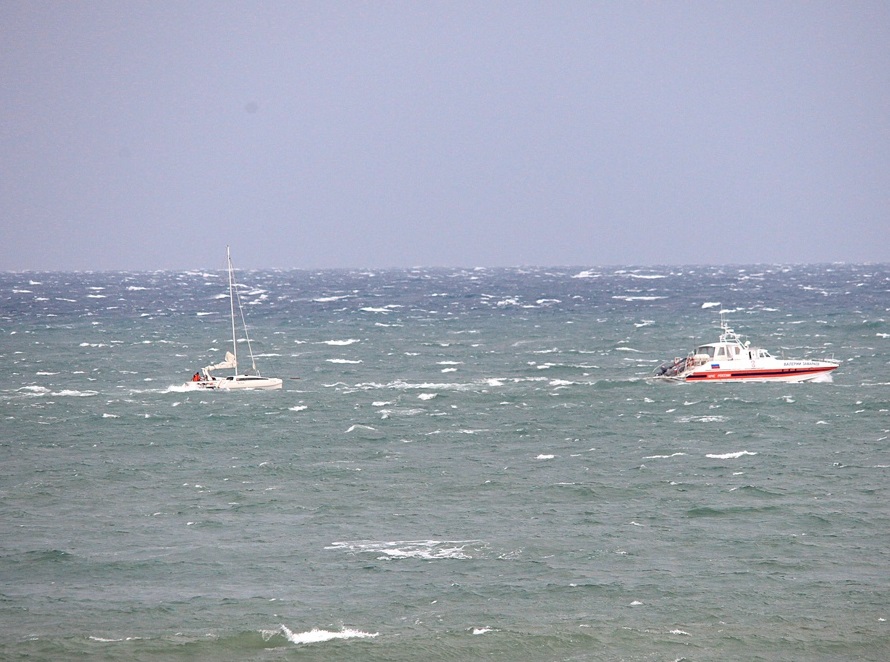В Сириусе москвичей на катамаране унесло в море