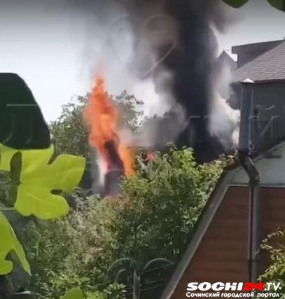 В Сочи загорелся частный дом