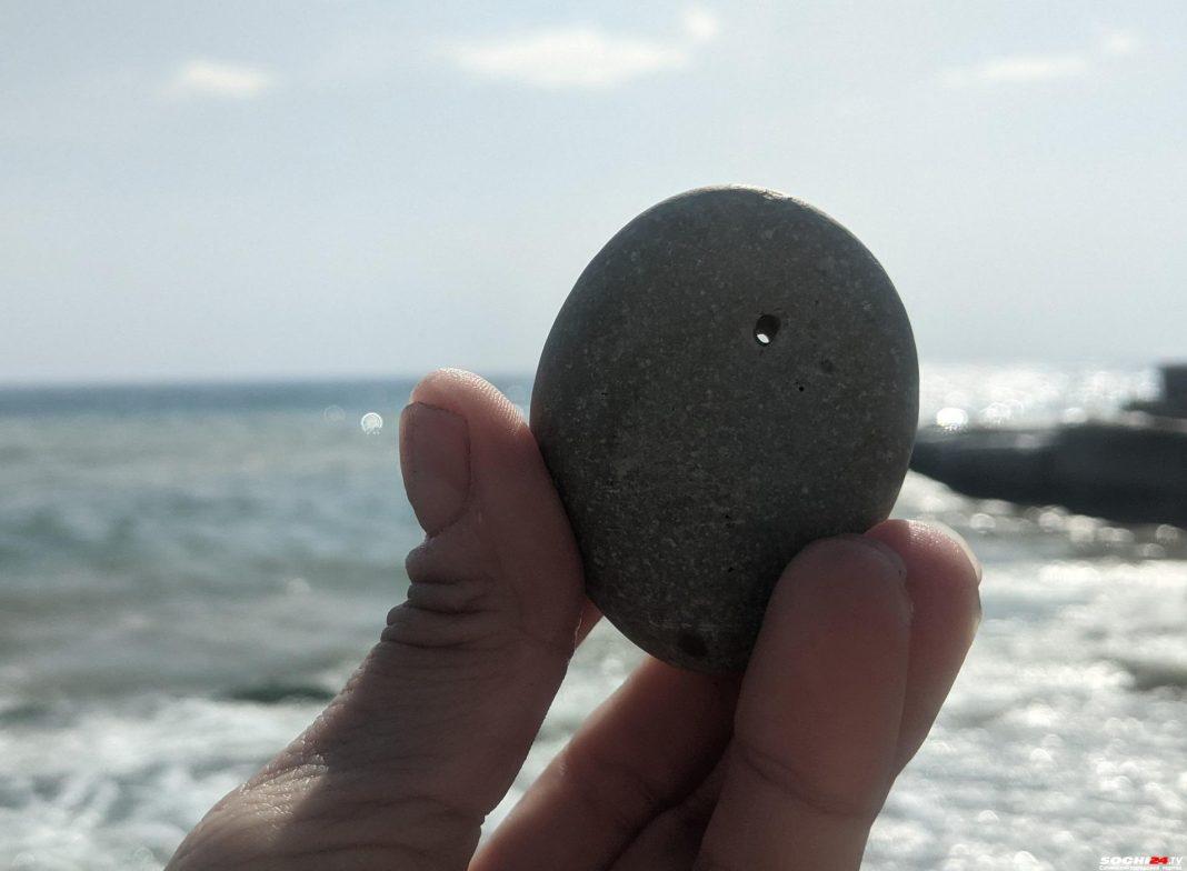 Ищите дырочку: в Сочи рассказали, как найти себе талисман